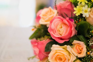 boşaltmak arka plan ve doku. Yapay çiçek pembe ve beyaz güzel vazolar masanın üzerine yerleştirilen dekore edilmiş.