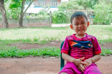 Asyalı çocuk gülümsüyor. Çürüyen dişlere bak. Çocukların ve diş macununun diş ve oral sağlığı kavramı.