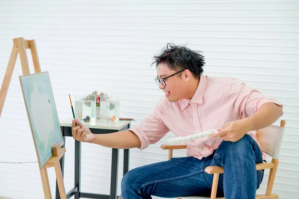 Joven Hombre Asiático Artista Figura Está Sentado Dibujo Usando Ideas Imagen de archivo