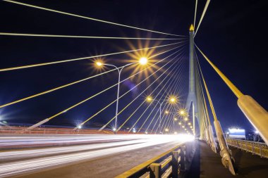 Gece manzara Rama 8 Köprüsü. Chao Phraya Nehri üzerinde bir köprü. Bangkok Tayland 'da. Çok güzel bir yer ve ülkenin bir simgesi..
