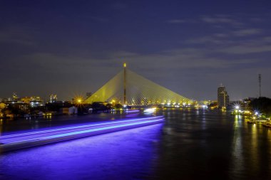 Rama 8 köprü gece manzara. Ulaşım için Chao Phraya nehrin karşı kullanılan bir köprüdür. Landmark Bangkok Tayland.