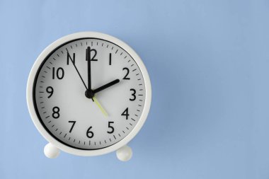 Saat saat 14 yönünde beyaz ya da 2 yönünde. Mavi arka planda üst görünüm. kırpma yolu.