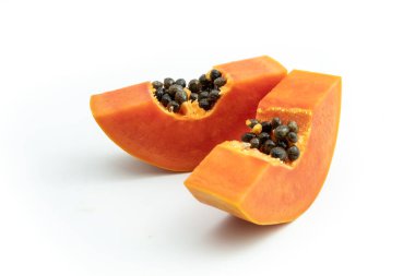 Olgun papaya sağlıklı bir meyvedir. İlaç olarak mülk. İdrar söktürücü ve idrar söktürücü olarak kullan. Bilimsel adı Carica papaya. beyaz arkaplan ve kırpma yolu üzerinde izole.