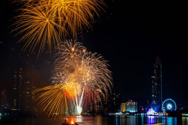 Fireworks, Bangkok Tayland yeni yıl Bayramı kutlamak için. Chao Phraya Nehri'nin ışık yansıması.