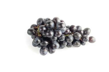 Beyaz arka plan ve kırpma yolu izole kırmızı üzüm asma.