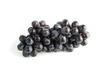 Beyaz arka plan ve kırpma yolu izole kırmızı üzüm asma.