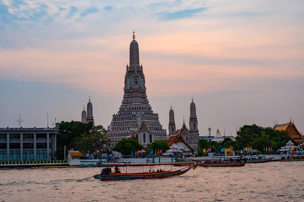 WAT Arun Ratchawararam bir Budist tarihi cazibe olduğunu. Bangkok Tayland turizm bir dönüm noktası olduğunu.