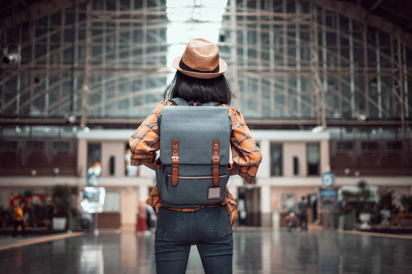 Mujer Asiática Turista Viajero Mochila Estación Tren Hua Lamphong Station Imagen de stock