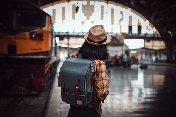 Mujer asiática turista viajero mochila a la estación de tren. en Hua Fotos de stock libres de derechos