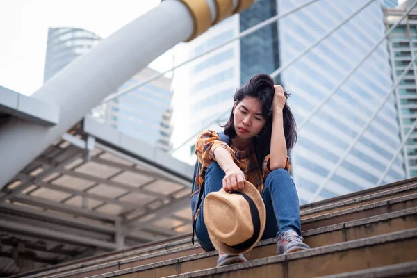 Turista Asiática Con Mochila Desgaste Sombrero Estar Estresado Durante Viaje Imagen de archivo