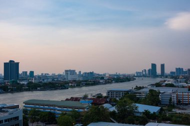Geceleri Chao Phraya nehri boyunca peyzaj ve Cityscape Binası. Bangkok Tayland 'ın başkenti.