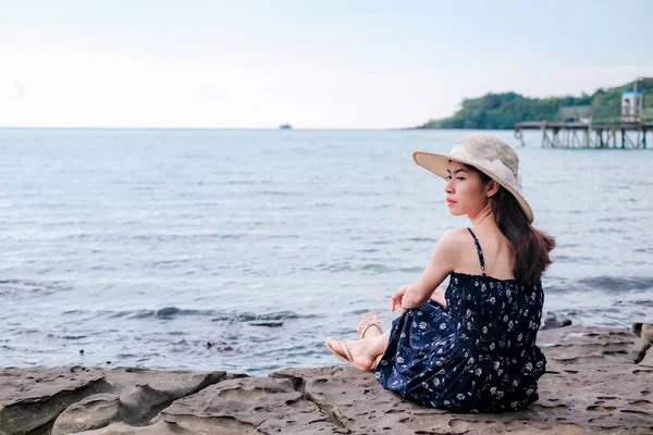 Asian Women Tourists Sea Sit Sand Beach Beautiful Blue Sea — Stock Photo, Image