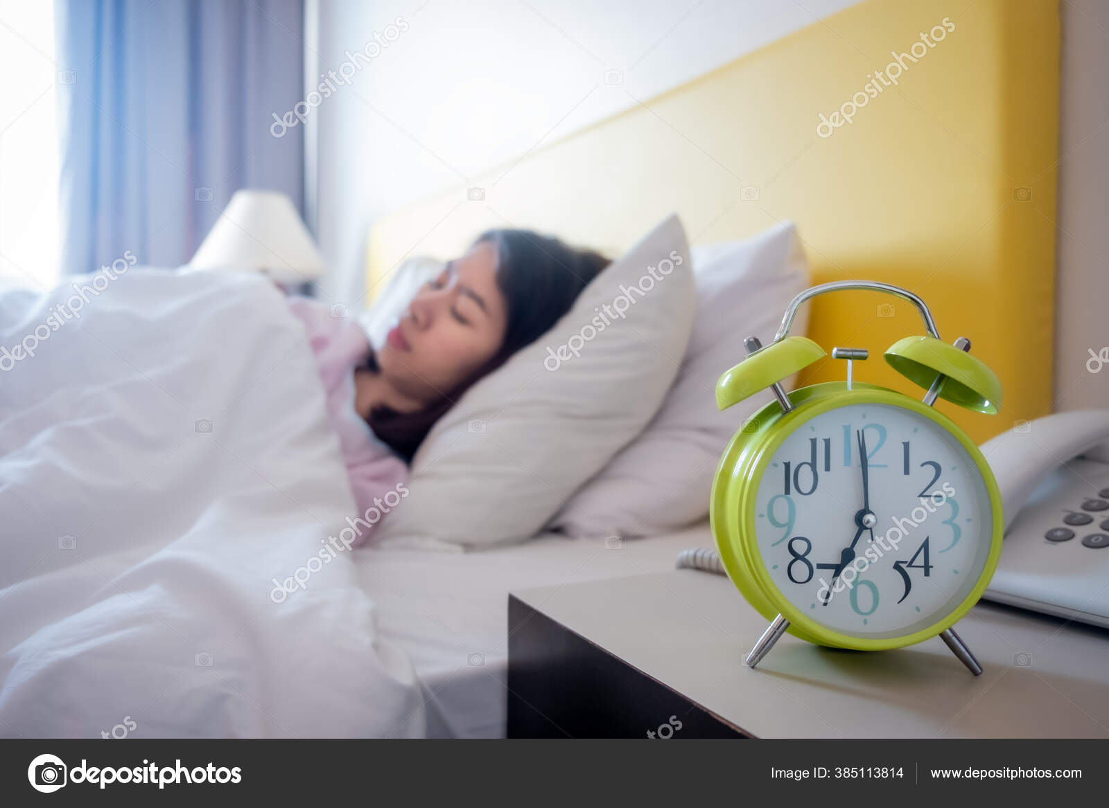 这个女孩早上在睡觉早上7点方向有一个闹钟他要醒来迎接新的一天躺在床上卧室里有一条白色的毯子 图库照片 C Sirinatestocker Gmail Com 这个女孩早上在睡觉早上7点方向有一个闹钟他要醒来迎接新的一天躺在床上卧室里有一条白色的毯子 图库照片 C Sirinatestocker Gmail Com