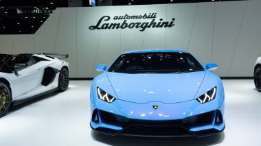Bangkok, Tayland - 19 Temmuz 2020: Bangkok Uluslararası Otomobil Fuarı 2020 Lamborghini arabaları sergilendi. Her marka için bir ticaret yarışması. Darbe Meydan Okuma Salonunda.
