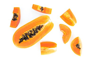 Olgun papaya sağlıklı bir meyvedir. İlaç olarak mülk. İdrar söktürücü ve idrar söktürücü olarak kullan. Bilimsel adı Carica papaya. beyaz arkaplan ve kırpma yolu üzerinde izole.