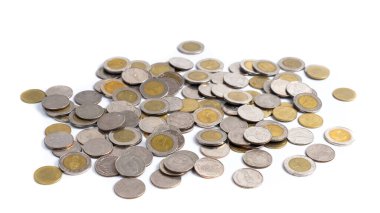 Beyaz arka planda Tayland baht sikkeleri koleksiyonu. Bu sikke Tayland bahtından..