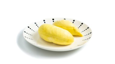 Durian beyaz bir arka plan ve kırpma yolu üzerinde bir plaka içinde. Durian bir Tayland meyvesidir. Lezzetlidir ve hoş bir kokusu vardır..