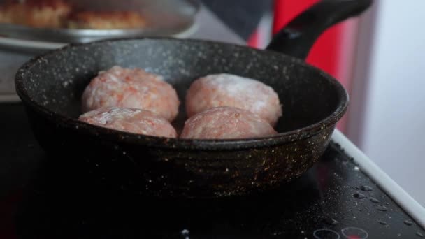 Timelapse nyers húsgombóc egy forró serpenyőben a konyhában — Stock videók