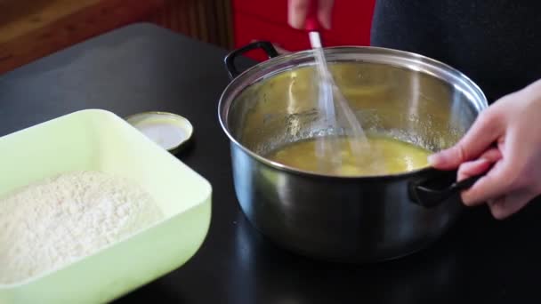 La mujer que prepara la crema para la torta en la cacerola en la cocina. de cerca — Vídeos de Stock