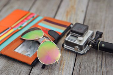 seyahat için gerekli öğeler: m-cüzdan, kamera, banka kartları