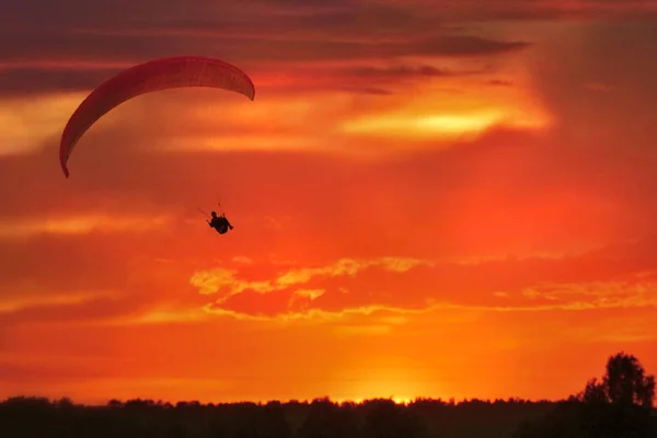 Gleitschirm Gegen Den Schönen Sonnenuntergang — Stockfoto