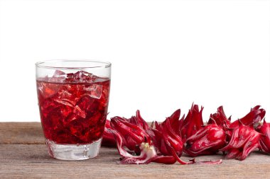 Roselle mocktail içki roselle meyve ile veya Hibiscus sabdariffa ahşap izole üzerinde beyaz kırpma yoluyla. Jamaika kuzukulağı .