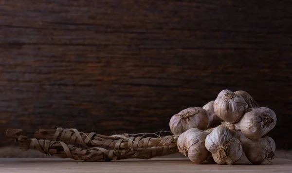 Grupo de cabeza de ajo sobre fondo de madera, poca luz . —  Fotos de Stock