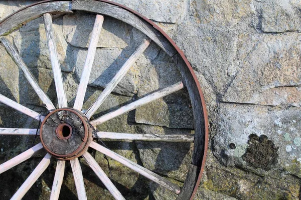 Vecchia Ruota Abbandonata Del Carro — Foto Stock