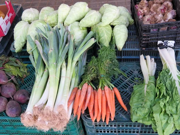 Birkaç taze sebze kesme ve satmak için maruz