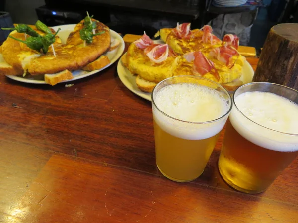 Heerlijke Hapjes Klaar Worden Geproefd Met Bier — Stockfoto