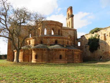 Ne yazık ki mahvoldu eski manastır keşiş. Ne yazık ki mahvoldu eski manastır keşiş.