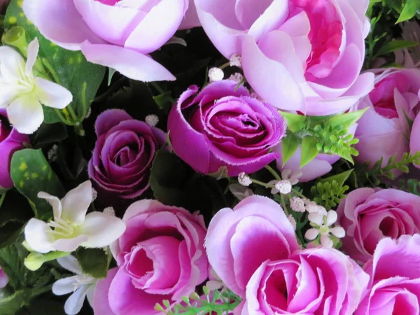 Onların renk için gerçek gibi güzel yapay çiçekler