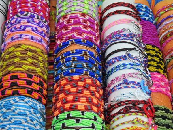 Objetos Preciosos Del Mercado Pulgas Con Una Amplia Variedad Colores —  Fotos de Stock