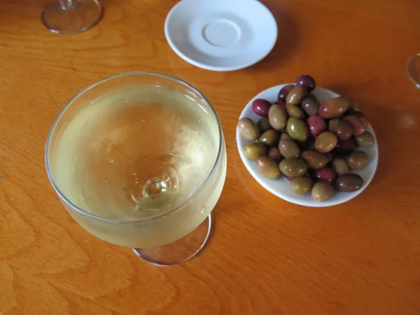 Bir lezzetli ve lezzetli şarap ve zeytin