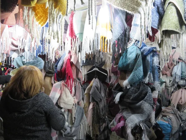 Objetos preciosos del mercado de pulgas con una amplia variedad de colores y estilos —  Fotos de Stock