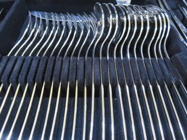 Yemek için mutfak eşyaları dolu güzel çatal bıçak takımı