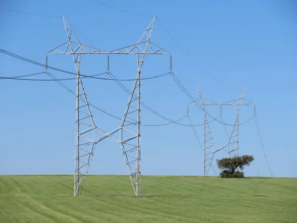 Torres transportará electricidad de alto voltaje — Foto de Stock