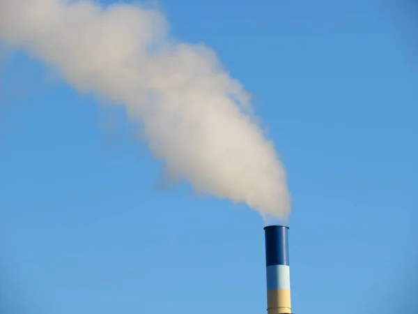 Lareira liberando grandes quantidades de fumaça perdida na atmosfera — Fotografia de Stock