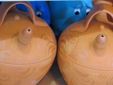 Çamur güzel toprak sürahi su soğutmak için hazır