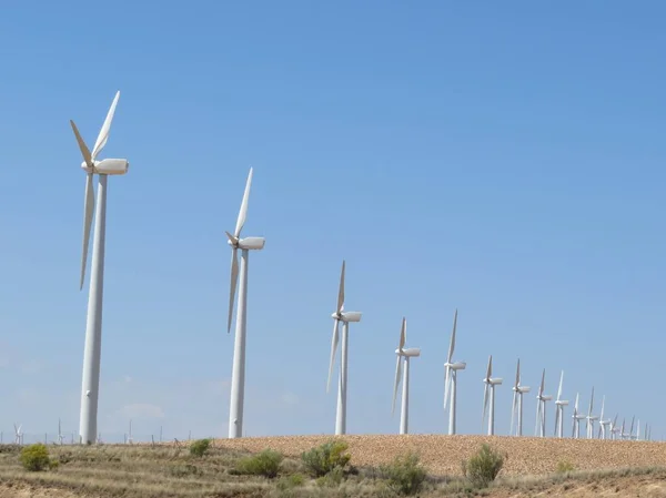 De belles éoliennes prêtes à convertir l'air l'énergie — Photo