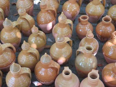 Uzman eller tarafından elle kilden yapılmış güzel mutfak gereçleri Uzman eller tarafından elle kilden yapılmış güzel mutfak gereçleri