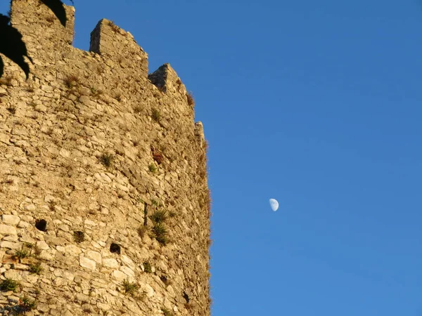 Belle tour de la période médiévale pour protéger la ville — Photo