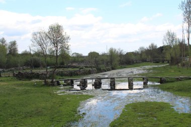 Güzel ve eski taş köprü bize nehir geçmek için izin verir çok eski
