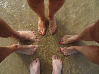 Temiz suları ve köpüklü kumları olan güzel bir sahil.