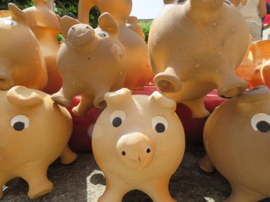 Güzel mutfak gereçleri. Uzman ellerle kilden yapılmış.