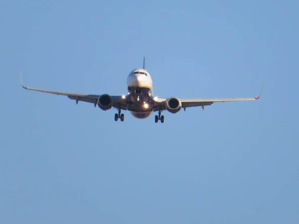 Beautiful photo of a plane landing at the airport taking land — Stock Photo, Image