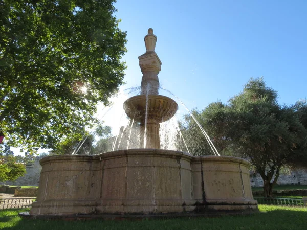 Hermosa imagen de la fuente con un agua dulce y clara . —  Fotos de Stock