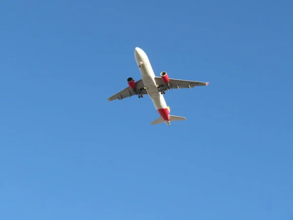 Belle photo d'un avion atterrissant à l'aéroport prenant terre — Photo