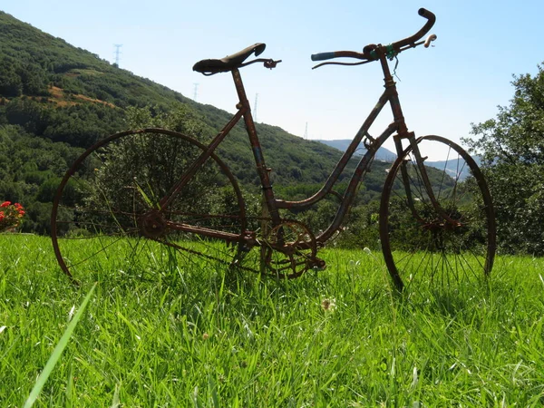 Beautiful photo of a rusty old bicycle and abused — Stock Photo, Image