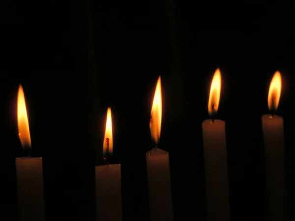Красивая фотография свечей в церкви, зажжённой для ощущения — стоковое фото